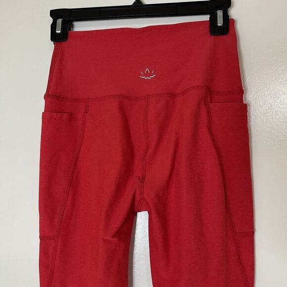 Beyond Yoga red cropped high rise leggings size medium - Picture 3 of 6